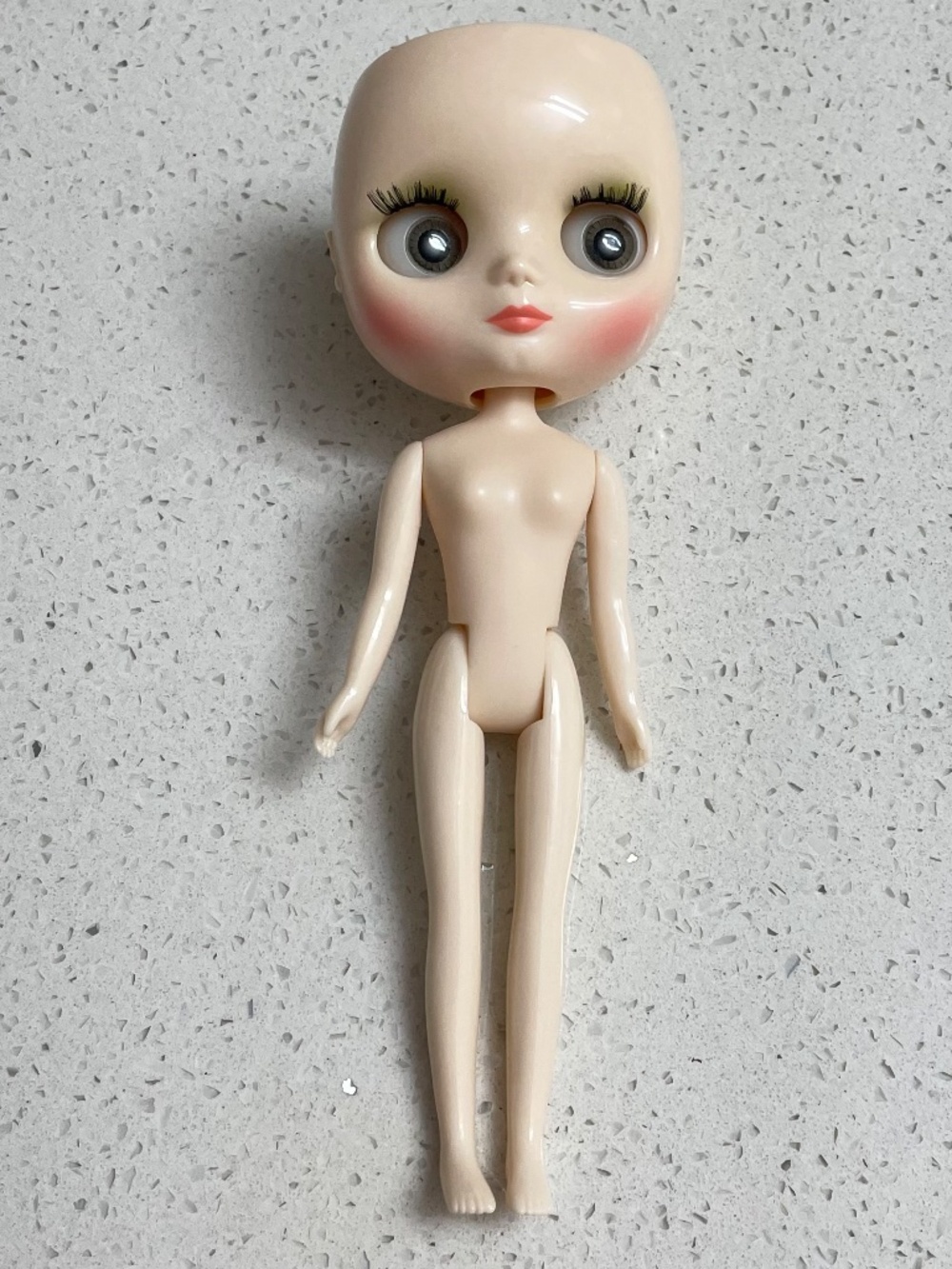 Middle Blythe doll - Picture 2 of 8